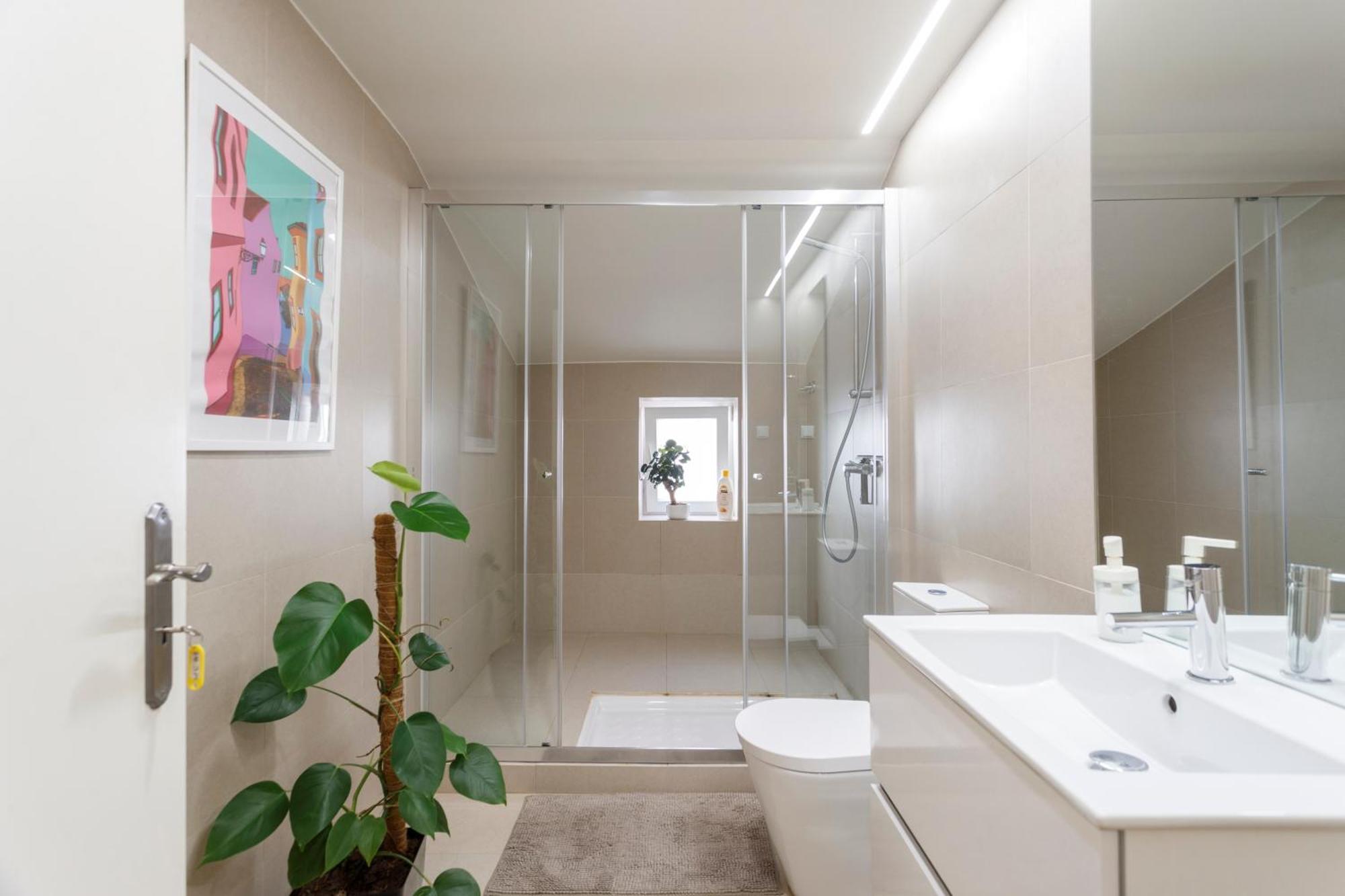 ליסבון Suite In Cozy Apartment In Chiado In Shared House מראה חיצוני תמונה